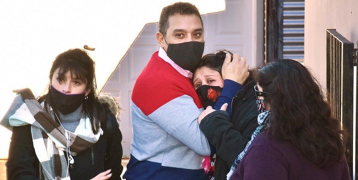 Familia abrazándose; Juez reconoce a perrita como 'hija no humana' de dos personas