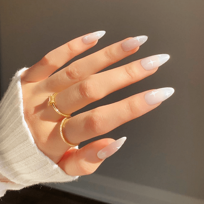 uñas de color nude con blanco, negro, diseño minimalista, fáciles, chic, elegante con verde, negro, rosa, beige y colores pastel