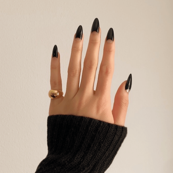 uñas de color nude con blanco, negro, diseño minimalista, fáciles, chic, elegante con verde, negro, rosa, beige y colores pastel