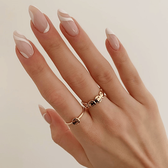 uñas de color nude con blanco, negro, diseño minimalista, fáciles, chic, elegante con verde, negro, rosa, beige y colores pastel