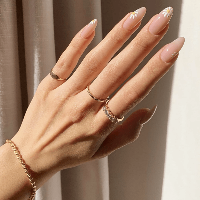 uñas de color nude con blanco, negro, diseño minimalista, fáciles, chic, elegante con verde, negro, rosa, beige y colores pastel
