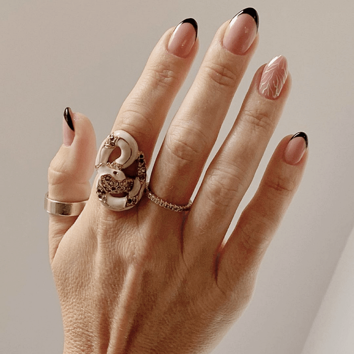 uñas de color nude con blanco, negro, diseño minimalista, fáciles, chic, elegante con verde, negro, rosa, beige y colores pastel