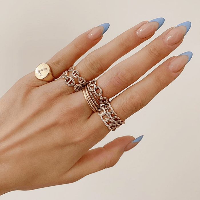 uñas de color nude con blanco, negro, diseño minimalista, fáciles, chic, elegante con verde, negro, rosa, beige y colores pastel