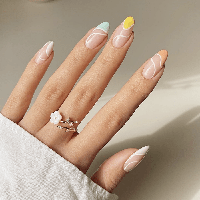 uñas de color nude con blanco, negro, diseño minimalista, fáciles, chic, elegante con verde, negro, rosa, beige y colores pastel