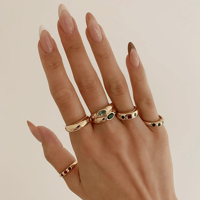 uñas de color nude con blanco, negro, diseño minimalista, fáciles, chic, elegante con verde, negro, rosa, beige y colores pastel
