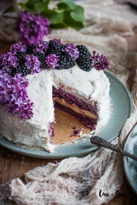 Pastel con crema de coco; 18 Hermosos pasteles de moras que querrás presumir en Instagram