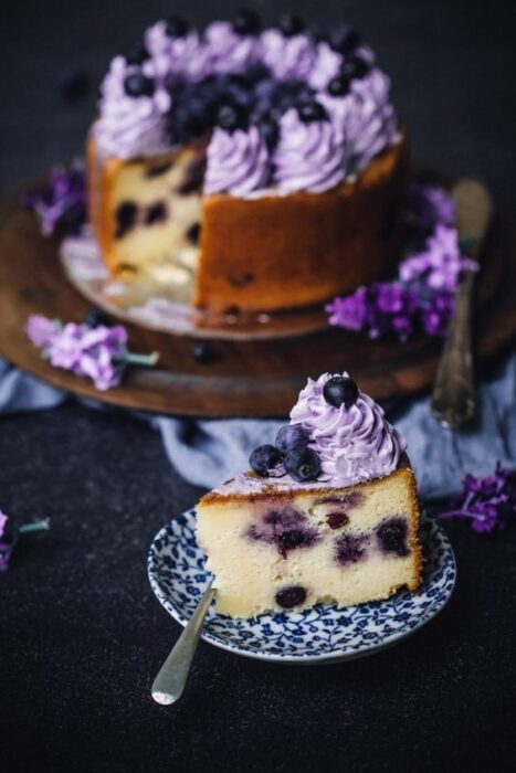 Panqué de vainilla con moras y betún; 18 Hermosos pasteles de moras que querrás presumir en Instagram
