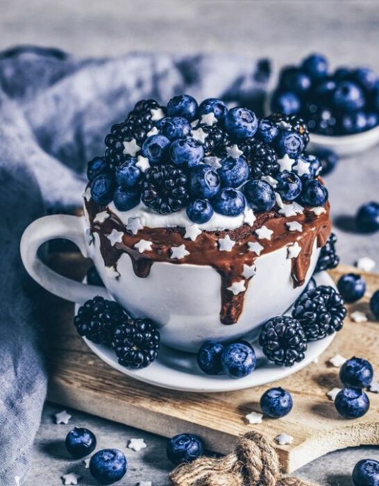 Mug cake de moras; 18 Hermosos pasteles de moras que querrás presumir en Instagram