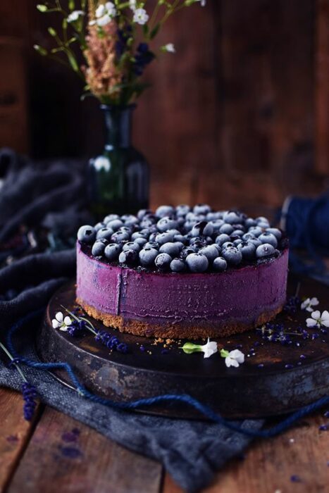 Tarta cremosa con moras; 18 Hermosos pasteles de moras que querrás presumir en Instagram