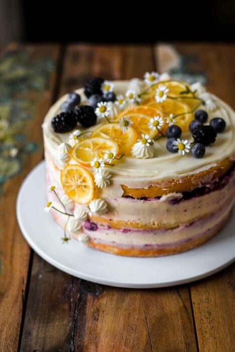 Pastel nude con limón y moras; 18 Hermosos pasteles de moras que querrás presumir en Instagram