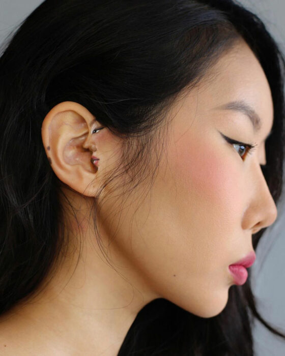 Artista Dain Yoon haciendo un maquillaje con ilusión óptica