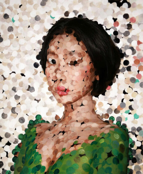 Artista Dain Yoon haciendo un maquillaje con ilusión óptica