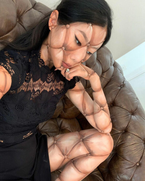 Artista Dain Yoon haciendo un maquillaje con ilusión óptica