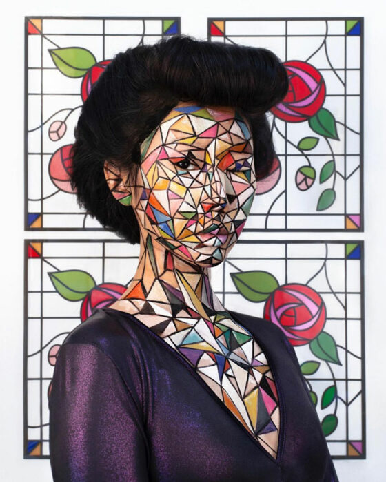 Artista Dain Yoon haciendo un maquillaje con ilusión óptica