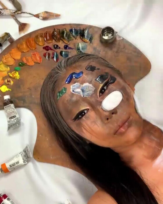 Artista Dain Yoon haciendo un maquillaje con ilusión óptica