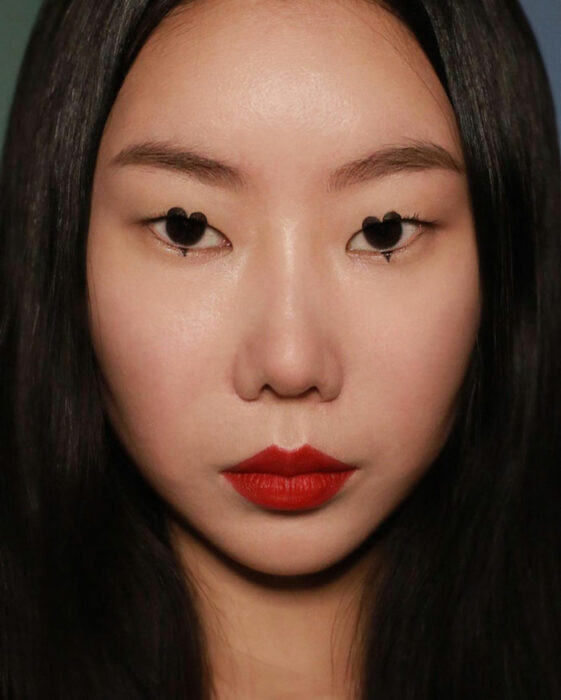 Artista Dain Yoon haciendo un maquillaje con ilusión óptica
