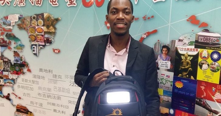 Mike Bellot cargando su mochila con electricidad solar
