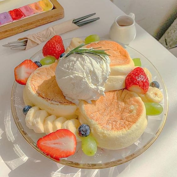 Pasteles aesthetic con betún y frutas