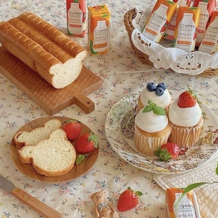 Pasteles aesthetic con betún y frutas