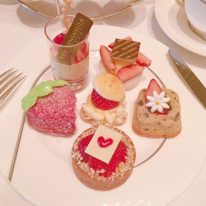Pasteles aesthetic con betún y frutas