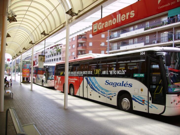 Centro de autobuses en Brasil; Chofer de un autobus traslada gratis a una chica porque no tenía dinero e iba a una entrevista de trabajo