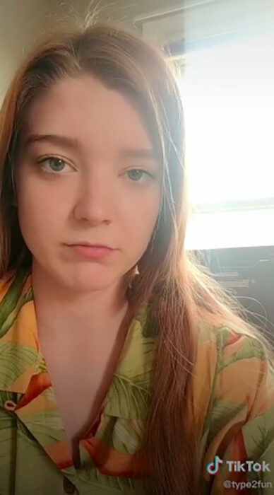 Chica describiendo en TikTok lo que estudió vs lo que hace ahora