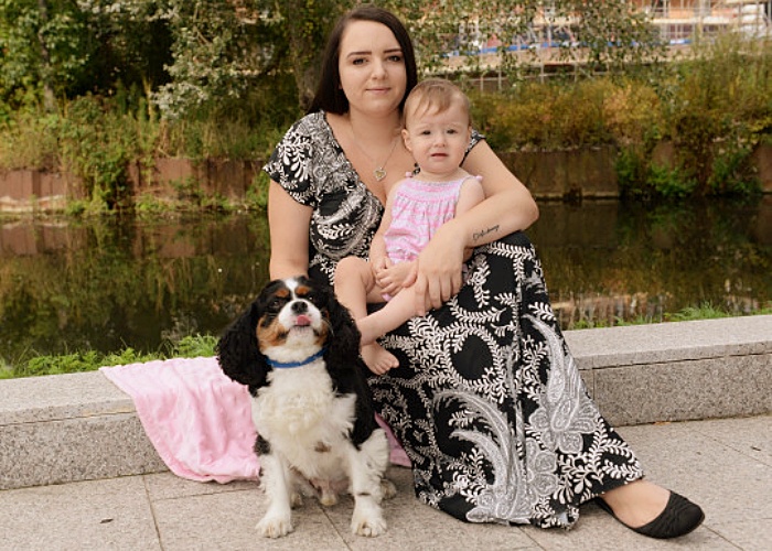 perrito Louie, Shannon y la pequeña Chloe Weeks