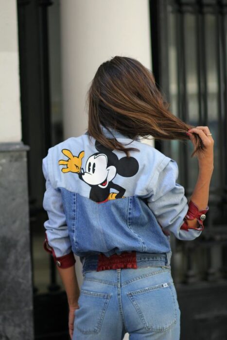 Chaqueta con Mickey Mouse; 18 Ideas para renovar tu vieja chamarra de mezclilla