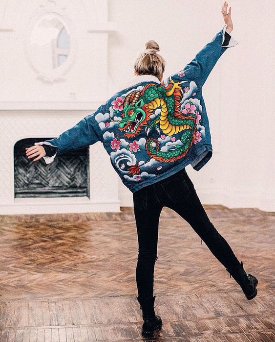 Chaqueta con dibujo de dragón; 18 Ideas para renovar tu vieja chamarra de mezclilla