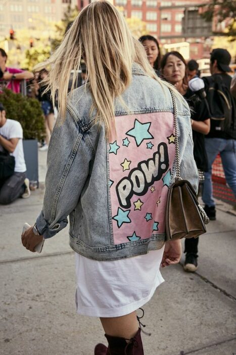 Chaqueta con una señal de pow; 18 Ideas para renovar tu vieja chamarra de mezclilla