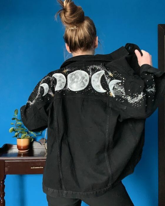 Chaqueta de mezclilla negra con lunas blancas; 18 Ideas para renovar tu vieja chamarra de mezclilla
