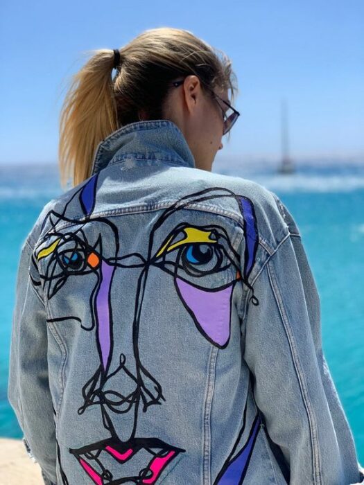 Chaqueta de mezclilla con dibujos en líneas; 18 Ideas para renovar tu vieja chamarra de mezclilla