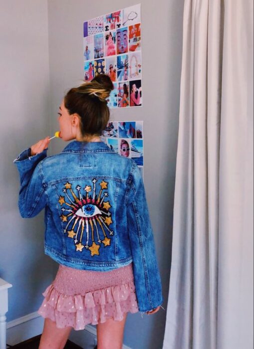 Chaqueta con dibujo de ojo; 18 Ideas para renovar tu vieja chamarra de mezclilla