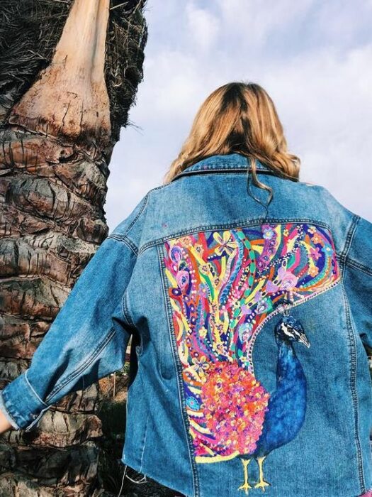 Chaqueta de mezclilla con un pavorreal; 18 Ideas para renovar tu vieja chamarra de mezclilla
