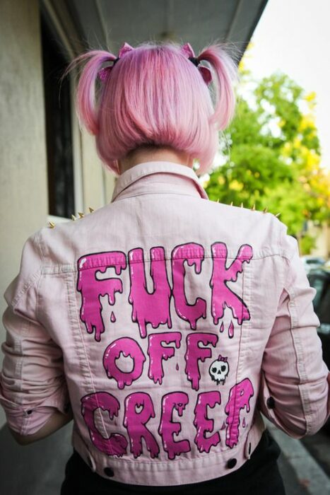 Chaqueta de mezclilla rosa con mensajes; 18 Ideas para renovar tu vieja chamarra de mezclilla
