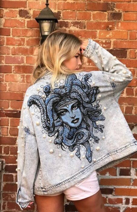 Chaqueta de mezclilla con una medusa; 18 Ideas para renovar tu vieja chamarra de mezclilla