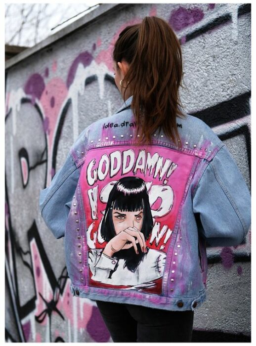 Chaqueta de mezclilla con un estampado estilo pop art; 18 Ideas para renovar tu vieja chamarra de mezclilla