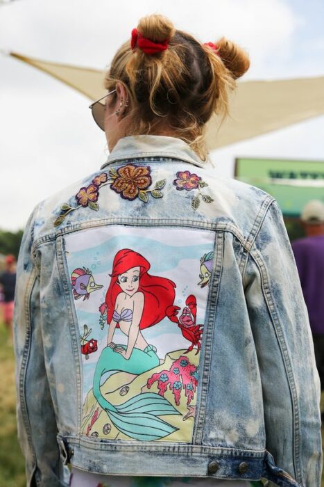 Chaqueta de mezclilla con un estampado de la sirenita; 18 Ideas para renovar tu vieja chamarra de mezclilla