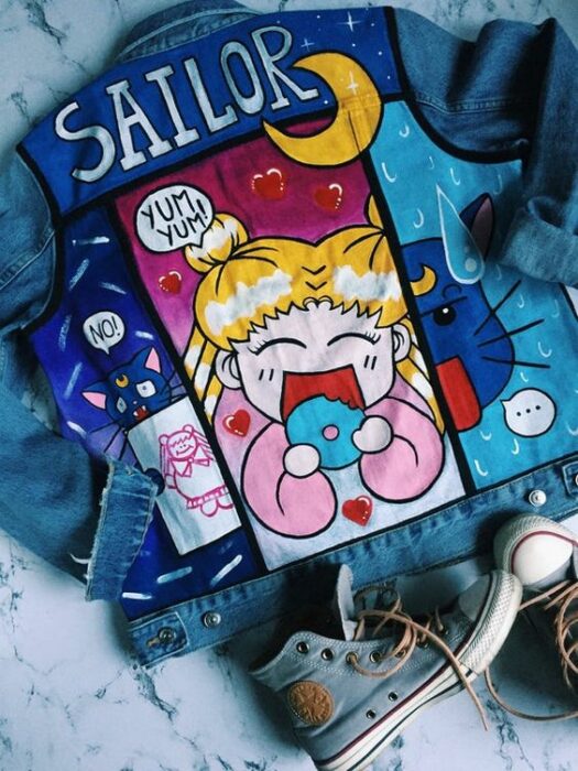 Chaqueta de mezclilla con Sailor Moon; 18 Ideas para renovar tu vieja chamarra de mezclilla