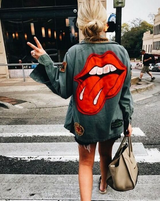 Chaqueta de mezclilla con labios pintados