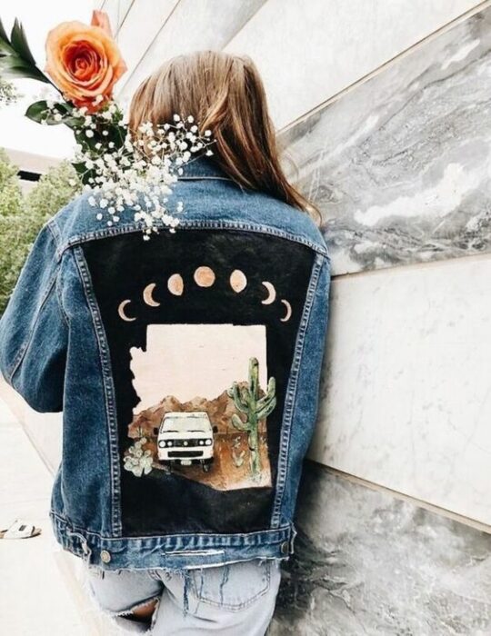 Chaqueta de mezclilla con fases lunares; 18 Ideas para renovar tu vieja chamarra de mezclilla