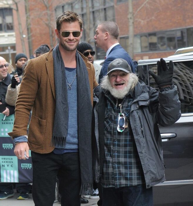 Radioman abrazando a Chris Hemsworth