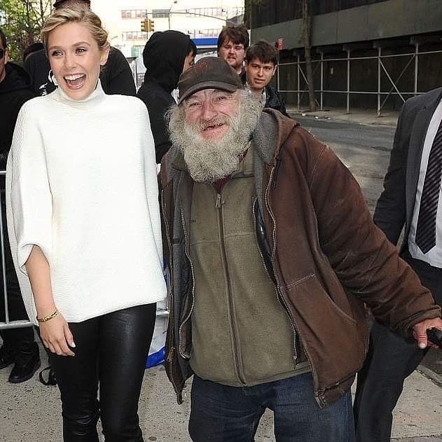 Radioman abrazando a Elizabeth Olsen