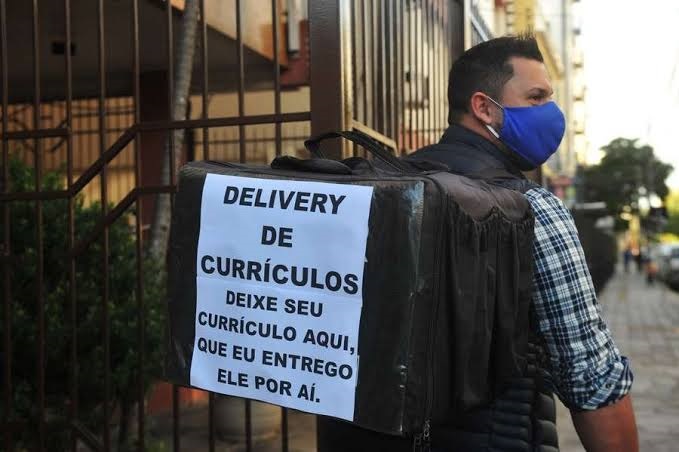 Hombre con una mochila en la que reparte currículos a diferentes empresas