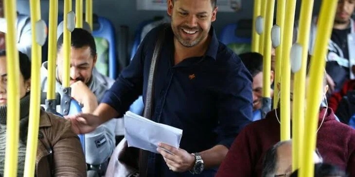 Hombre en el transporte público recogiendo currículos