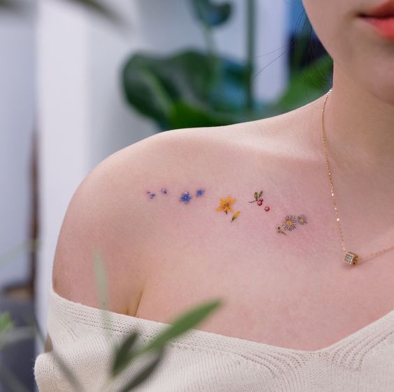 Tatuaje en el hombro con flores ;18 Tatuajes botánicos para hacer de tu piel un jardín secreto
