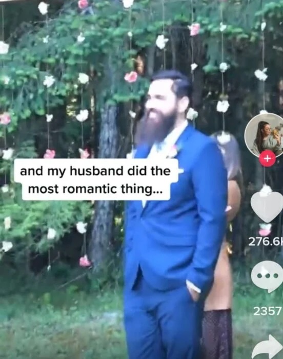 Novio checando el celular en el altar el día de su boda