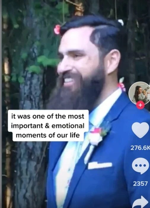 Novio checando el celular en el altar el día de su boda