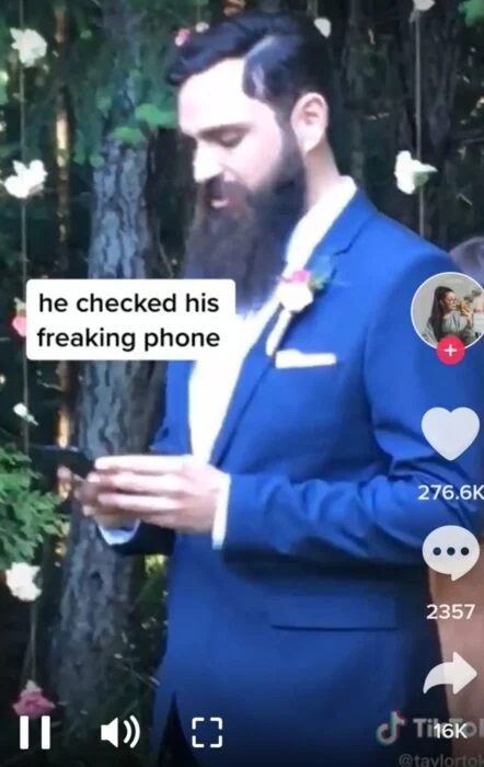 Novio checando el celular en el altar el día de su boda