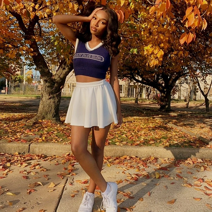 chica con estilo porrista usando minifalda